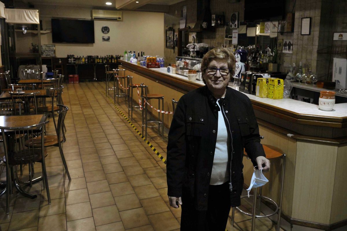 Teresa Rguez, propietaria bar "A Farola" en traspaso por xubilación. A Valenzá (Barbadás) 11/04/21 Foto Rosa Veiga