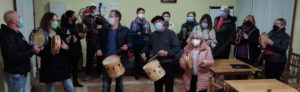 grupo pandeiretieras, cantores e músicos "Velai vai" de Bentraces con veciños de varias aldeas. febreiro
