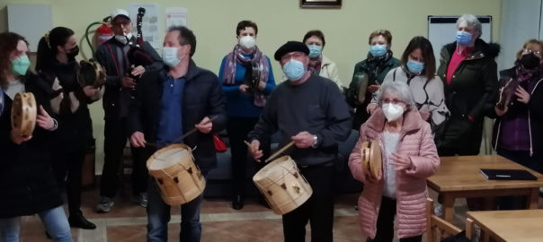grupo pandeiretieras, cantores e músicos "Velai vai" de Bentraces con veciños de varias aldeas. febreiro