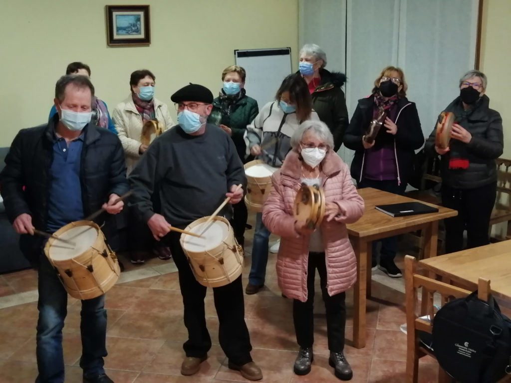 grupo pandeiretieras, cantores e músicos "Velai vai" de Bentraces con veciños de varias aldeas. febreiro 2022