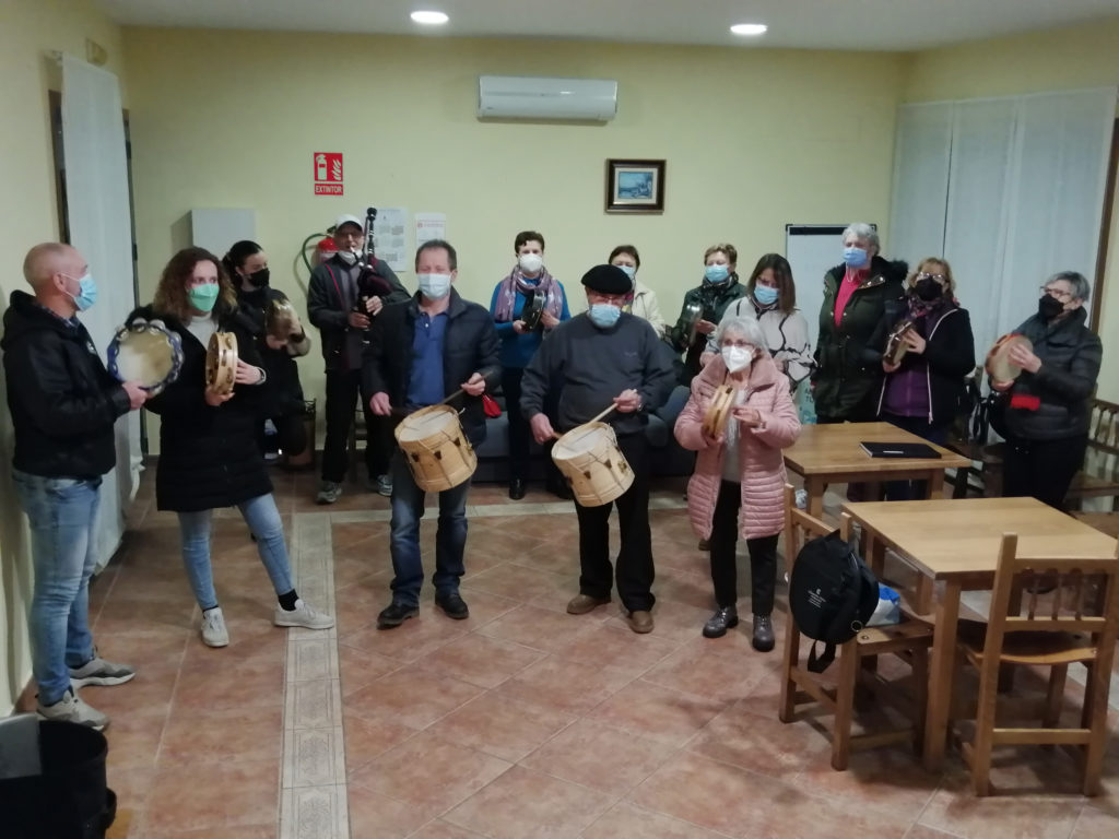 grupo pandeiretieras, cantores e músicos "Velai vai" de Bentraces con veciños de varias aldeas. febreiro 2022. Foto Rosa Veiga